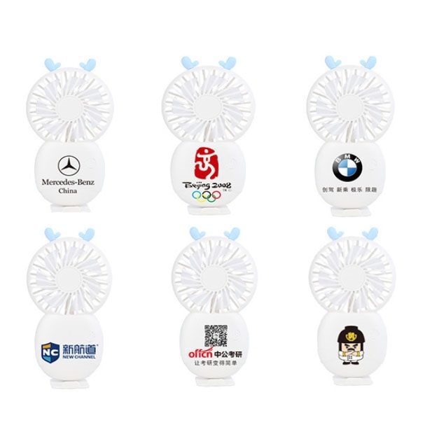 手機支架風扇 - USB隨身碟客製 1.印刷位置:可以局部印刷LOGO和標語 2.適用介紹:學校,教育機構,辦公室,政府部門,贈品派送 3.用途功能:桌面使用,戶外手持用又可當手機支架用,即風涼又兼顧娛樂。 USB充電接口,三檔風力調節 客製 - USB隨身碟客製 23615_Fan_8