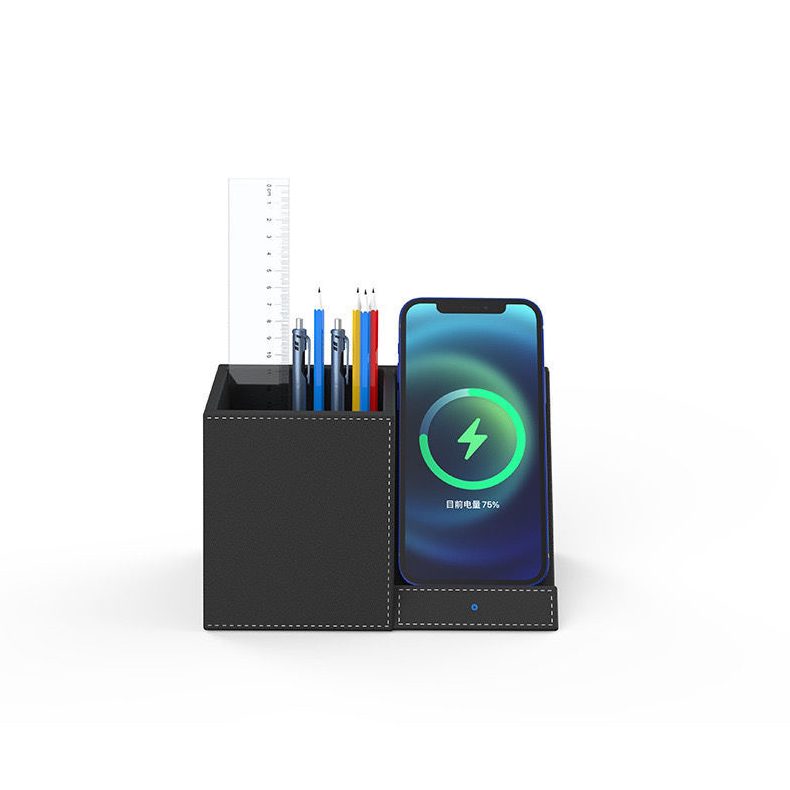 皮革無線充電連筆筒 - USB隨身碟客製 1.印刷位置:可以局部印刷LOGO和標語 2.適用介紹:學校,辦公室,政府部門,小型活動,日常,展銷會 3.用途功能:充電收納二合一,無線更自在,內置磁吸,隨手一放、立即充電,簡單鏈接一觸即充。 客製 - USB隨身碟客製 30163_pen-holder_01-160457-101