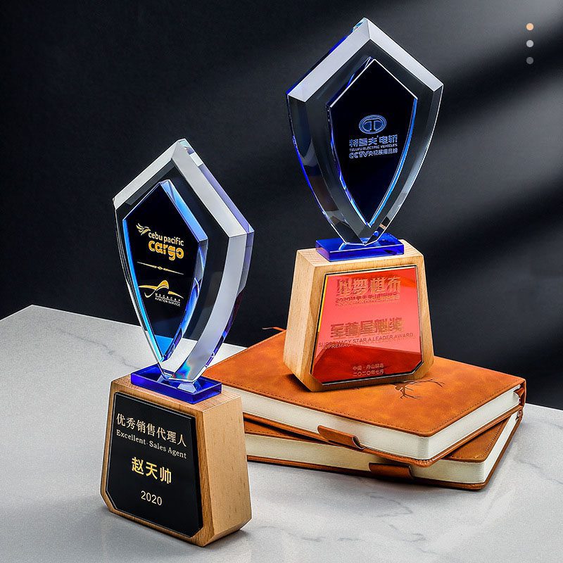 盾牌水晶獎杯 - USB隨身碟客製 1.印刷位置:可以局部印刷LOGO和標語 2.適用介紹:學校,家庭,教育機構,辦公室,政府部門,贈品派送 3.用途功能:創意水晶獎杯,深邃透亮藍水晶,搭配厚重木質,加厚雙層水晶,手感厚重檔次更高。 客製 - USB隨身碟客製 o1cn01ngcra62563lqpcdve_-2209639467476-0-cib-175106-170