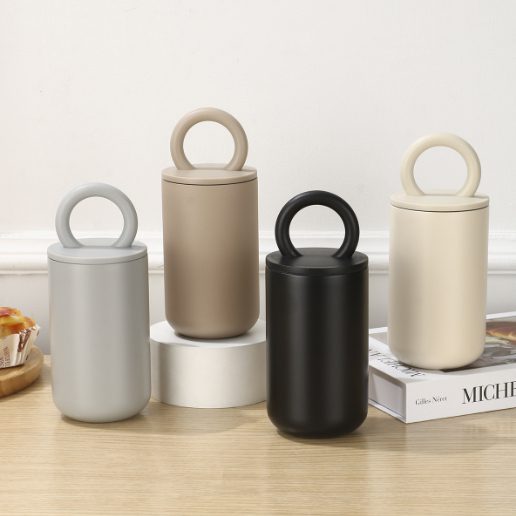 簡約304不銹鋼手提咖啡杯 - USB隨身碟客製 1.產品優勢:搭配餐具、隔熱防燙 2.外觀介紹:體積輕巧,有手柄方便攜帶 3.適用場合:公司活動,學校,政府部門,文宣或贈品派送 客製 - USB隨身碟客製 qq-20240801155539-160517-034